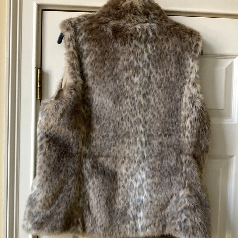 Banana Republic like new leopard print imitation fur vest. 100% polyester - Picture 5 of 7